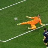 Khvicha Kvaratskhelia inscrit le 4-0 face à un Yann Sommer impuissant. KEYSTONE/EPA/FRIEDEMANN VOGEL